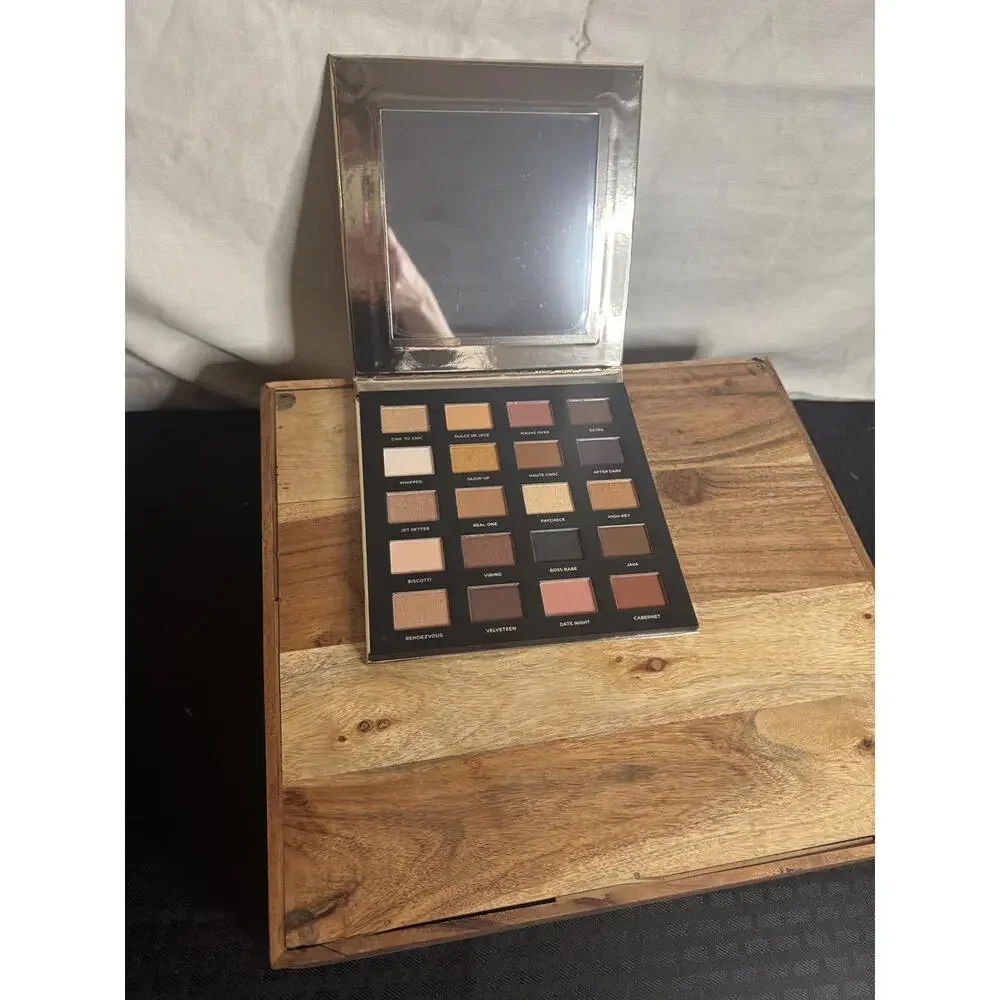 NWOT Iconic London Booming & Gleaming‎ Eyeshadow Palette – Perfect for Fall